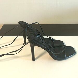 Slim and Narrow Heel w/Lace Up Strings